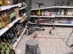 Электросамокат приехал в воронежский супермаркет и смел полку с алкоголем 