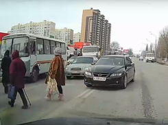 Дерзкая выходка автомобилиста через две сплошные попала на видео в Воронеже