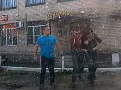 На видео сняли, как прохожие заломали уличного грабителя под Воронежем