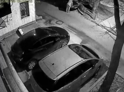 Камеры видеонаблюдения зафиксировали драку пьяного воронежца с двумя автомобилями