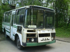 В Воронеже молодой человек угнал «ПАЗ», чтобы поехать к девушке и попал на нем в ДТП