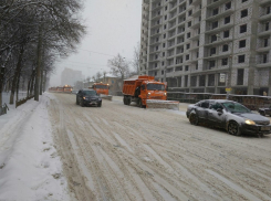 На борьбу с последствиями снегопада в Воронеже выехали коммунальщики