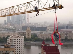 Экстремальный трюк воронежца на башенном кране в Москве попал на видео