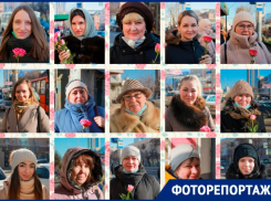 Очаровательная сторона Воронежа: женщины принимают поздравления на улицах города
