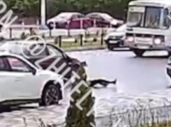 Автомобиль жестко приложил к асфальту пешехода в Воронеже – опубликовано видео
