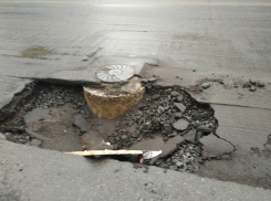 Воронежцы запечатлели страшную яму-«убийцу» на одной из городских дорог