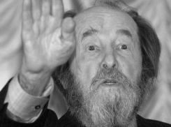 На вокзале в Воронеже расцеловывали антикоммунистическую икону Солженицына