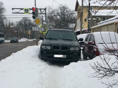 Сверхнаглая парковка элитного внедорожника вынудила воронежцев нырять в сугробы 