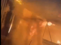 Тушение мощного пожара от первого лица показали в Воронеже 