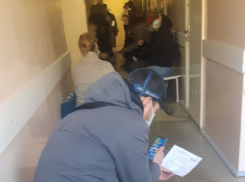 Об обмороке пациентки в очереди поликлиники рассказал житель Воронежа