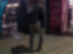 Странное поведение мужчины засняли на видео у воронежского ТЦ