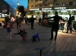 Гипнотический танец под песню Цоя попал на видео в центре Воронежа