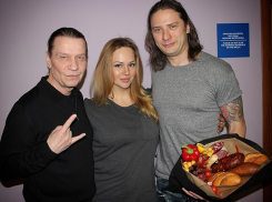 Букет из колбасы подарила воронежская поклонница легендарному Кипелову