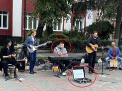 Главу воронежского департамента архитектуры опознали среди уличных музыкантов