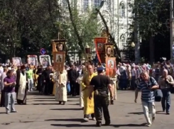 Тысячи воронежцев вышли на Крестный ход и попали на видео