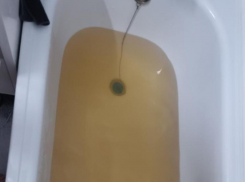 На воду цвета дюшеса пожаловался житель воронежской многоэтажки 