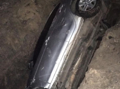В огромную яму под Воронежем целиком провалилась иномарка