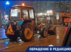 Ковшом по воде: трактор продемонстрировал невероятный способ борьбы с лужами в Воронеже 