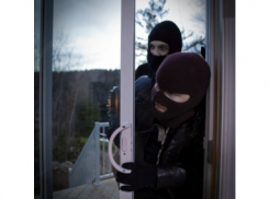 В Воронежской области пьяные мужчины ранили 57-летнюю женщину