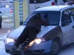 В Воронеже иномарка сбила на тротуаре и прокатила на капоте известного автоактивиста 