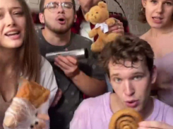 Воронежский хор показал свои булки Гребенщикову в ответ на жесткую критику