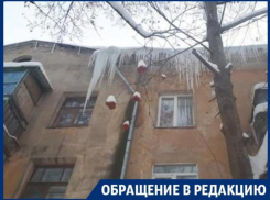 Пугающе огромные сосульки повисли на карнизе дома в Воронеже