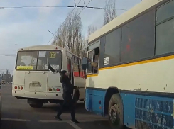 Избиение маршрутчика курткой попало на видео в Воронеже