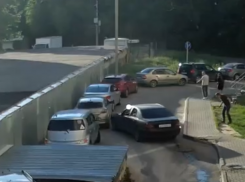 Лихач на Mercedes устроил в воронежском дворе переполох
