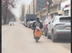Шокирующее видео перевозки ребенка появилось в Воронеже