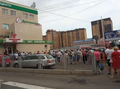 Уличное столпотворение у медцентра ради ковидных тестов сняли в Воронеже 