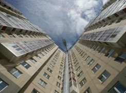 6-летний мальчик остался дома один и выпал из окна многоэтажки в Воронеже