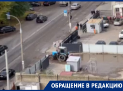 Грязевая рокировка в исполнении трактора попала на видео в Воронеже 
