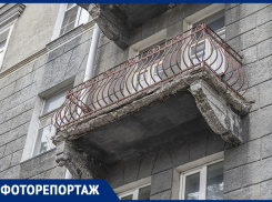 Под этими балконами лучше не ходить - почаще смотрите вверх в центре Воронежа