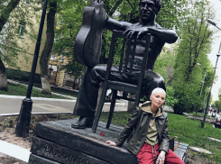 Звезда Black Star оконфузилась у памятника Высоцкому в Воронеже