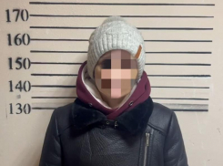 Опубликовано фото карманницы, которая прижималась в переполненных воронежских маршрутках к пассажирам