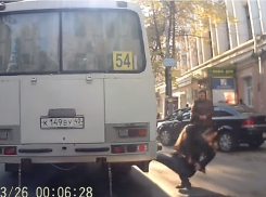 В Воронеже маршрутка протащила девушку по асфальту, зажав ногу дверью