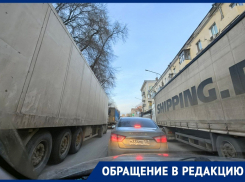 «Это не нормально», – коридор из фур в центре Воронежа вывел из себя автомобилистов