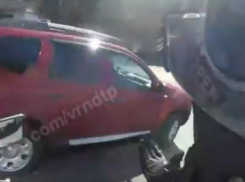 Блестящее спасение от безумной автомобилистки сняли глазами байкера в Воронеже