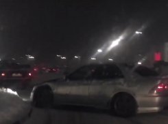 Воронежцы сняли на видео экстремальные гонки у торгового центра