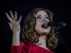 На концерте в Воронеже Юлия Савичева плакала, читала стихи и пела гимн России