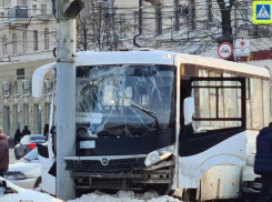 Маршрутка с пассажирами попала в ДТП и отлетела в светофор в центре Воронежа