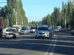 В Воронеже на Левом берегу мотоцикл столкнулся с двумя автомобилями 