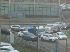 «Отцепился» на повороте: нелепая авария с прицепом перекрыла движение в Воронеже