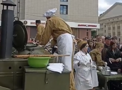 Воронежцы выстроились в очередь к полевой кухне в центре города 