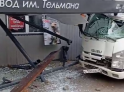 Грузовик снес остановку в Воронеже – опубликовано видео