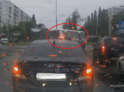 В сети появилось ещё одно видео, как воронежские маршрутки гоняют по встречной полосе на красный свет