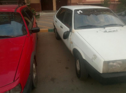 В Воронеже припаркованным машинам массово разбили зеркала