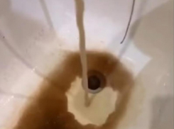 Вода цвета протухшего кваса потекла у жителей Воронежа