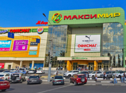 Большой воронежский ТЦ поймали с поличным на куче «ковидных нарушений» 