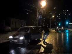 Попытка остановить автомобиль на дороге «голыми руками» попала на видео в Воронеже
